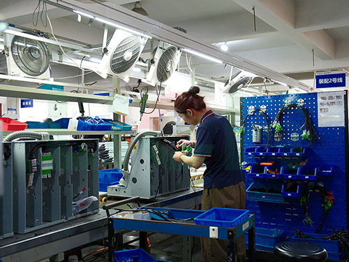 Vacuum circuit breaker